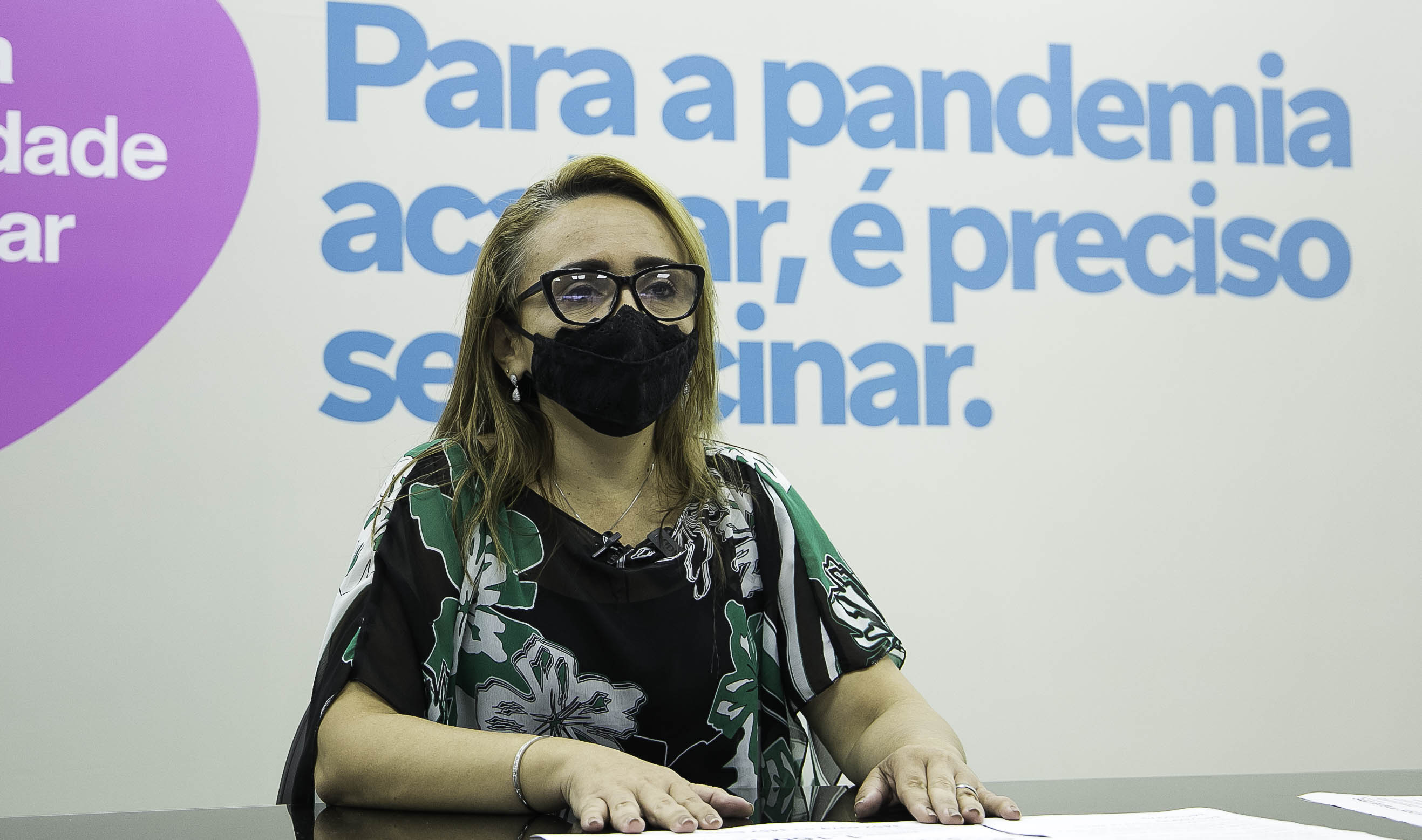 Aline Gouveia fala para a câmera